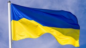 Die ukrainische Nationalflagge weht im Wind