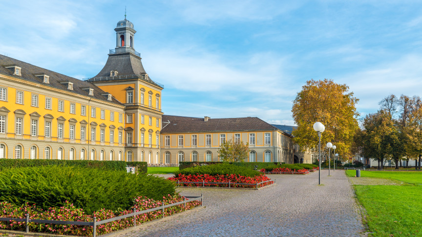 Blick auf das Hauptgebäude der Universität Bonn