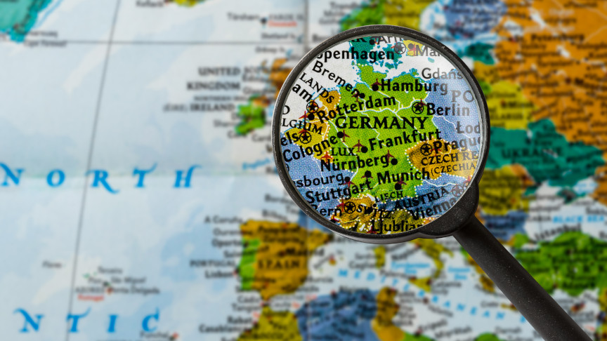 Lupenglas über einer Weltkarte mit dem Ausschnitt "Germany"
