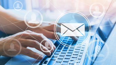 E-Mail-Marketing-Konzept auf blauem Hintergrund